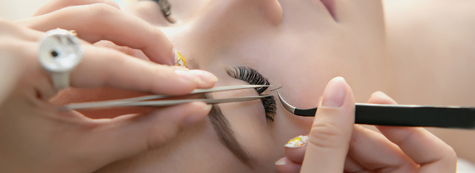 当店のエクステンションは全てプレミアムセーブルを使用し、グルーも信頼性のある日本製を用いております。